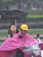 广西多地因台风发暴雨预警 学校停课(图)