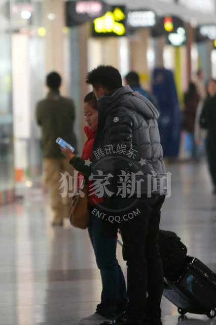 孔令辉前<em>女友</em>与<em>吴奇隆</em>机场相会 亲密摸脸(图)-