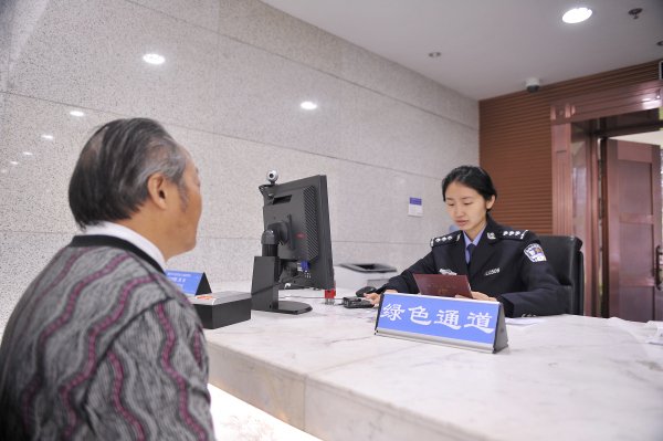 重庆警方推12条便民举措 出入境办证15分钟搞