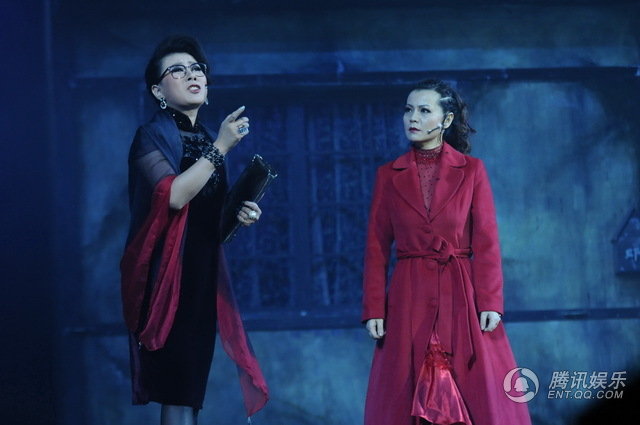《妈妈<em>再爱我一次</em>》上演 周冰倩穿红裙激情热