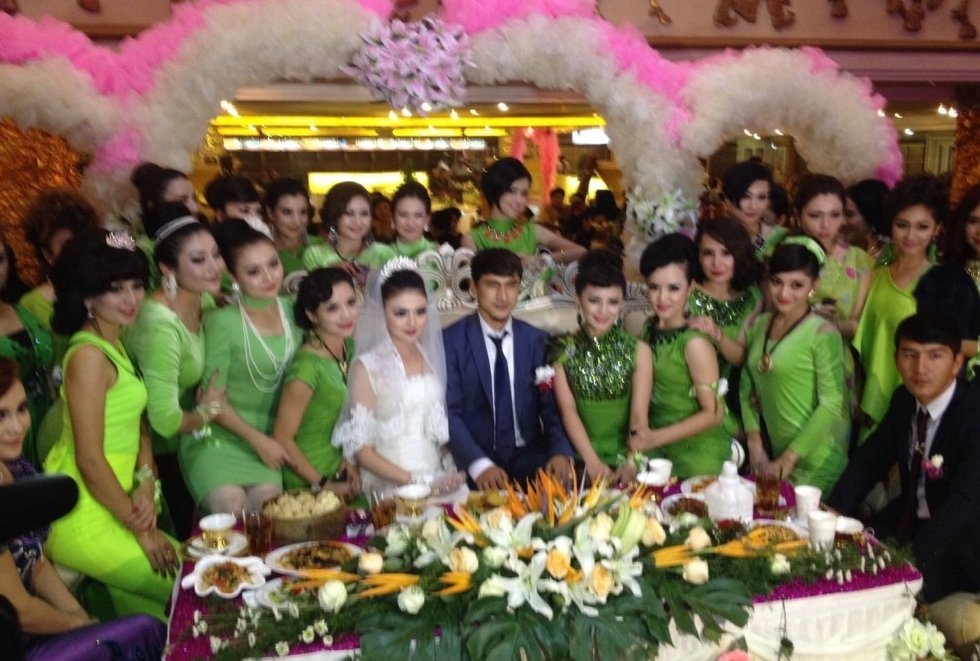高清:巴力大婚新疆美女<em>如云</em> 现场与<em>娇妻</em>热舞-美