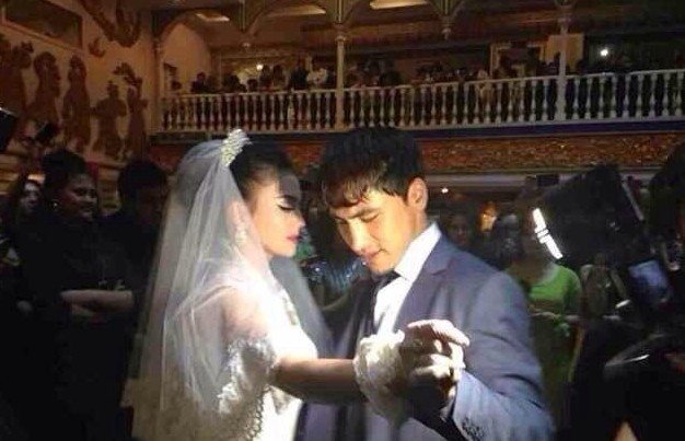 高清:巴力大婚新疆美女<em>如云</em> 现场与<em>娇妻</em>热舞-燕