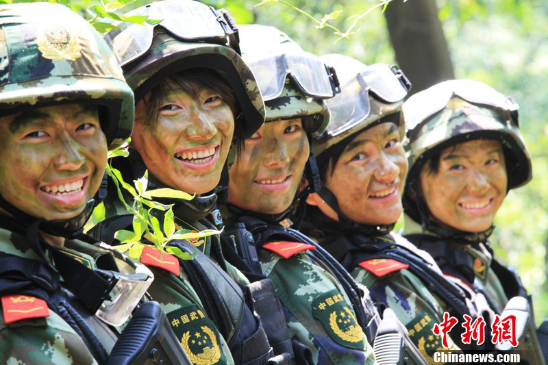 驻深圳武警女兵大练兵 咬钢刀在林中反恐 - 军中之花 - 军中之花博客 驻深圳武警女兵大练兵 咬钢刀在林中反恐 - 军中之花 - 军中之花博客