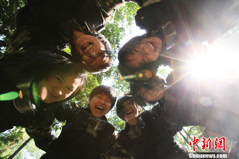 驻深圳武警女兵大练兵 咬钢刀在林中反恐 - 军中之花 - 军中之花博客 驻深圳武警女兵大练兵 咬钢刀在林中反恐 - 军中之花 - 军中之花博客