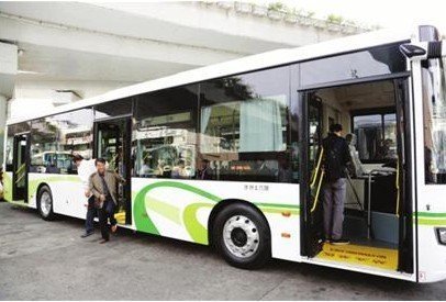 浦东三门公交驶上街头 乘客上下车习惯需调整