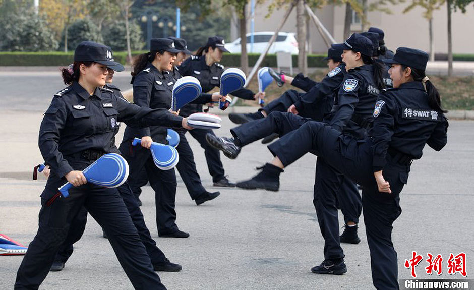 山东省青岛市公安局特警支队五大队,女子特警队员日常的踢靶训练.