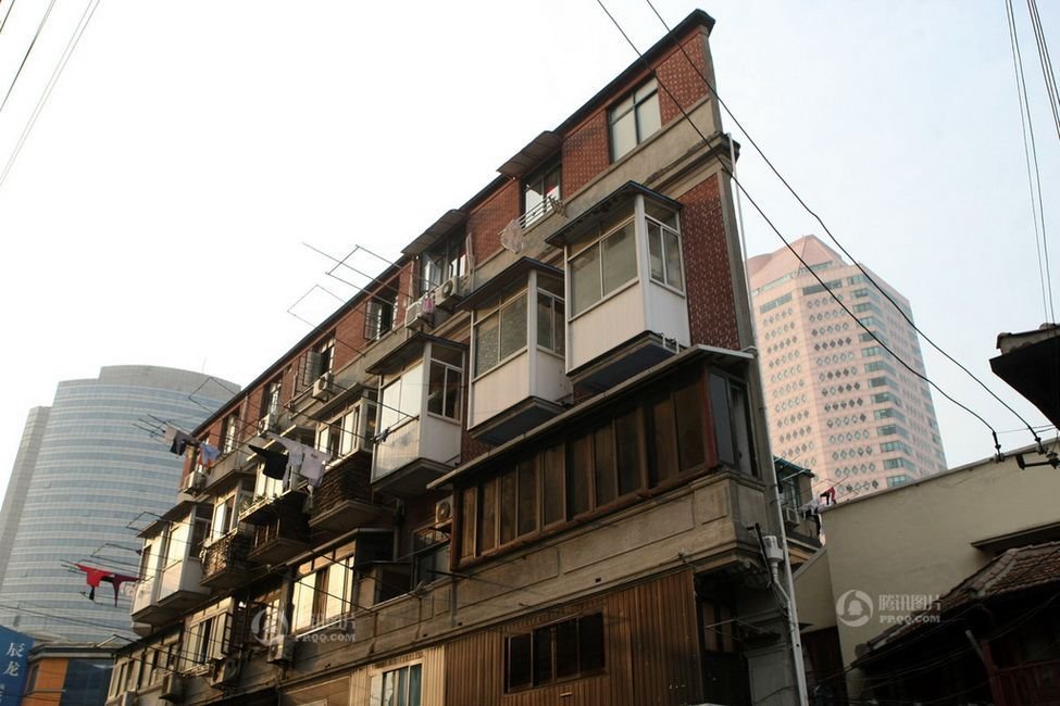 "纸片楼"附近的南无锡路一带原来聚集了大量做小生意的商人,南来北