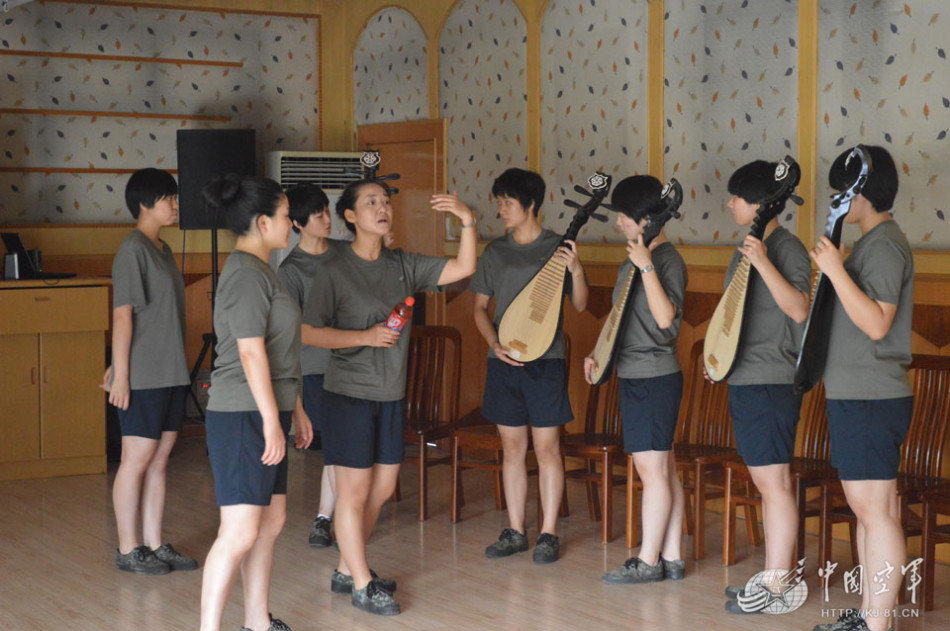 文艺兵体验连队生活 <em>女兵</em>练<em>跳伞</em>玩刀 - 苦中求