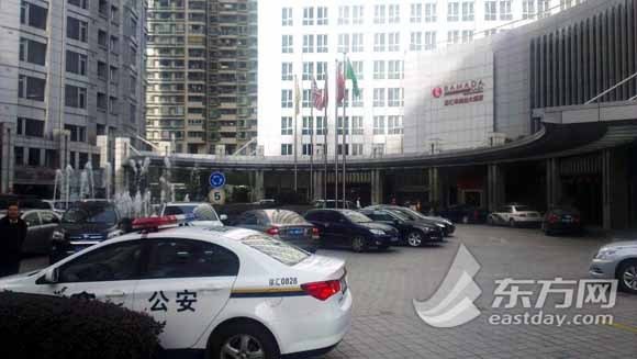 东方网记者在现场看到,网传发生“割喉案”的酒店门口停着两辆警车