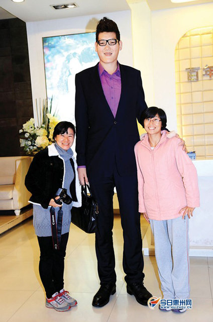 38米,比姚明高12厘米,比"著名高人"鲍喜顺还高出2厘米的"亚洲第一巨人