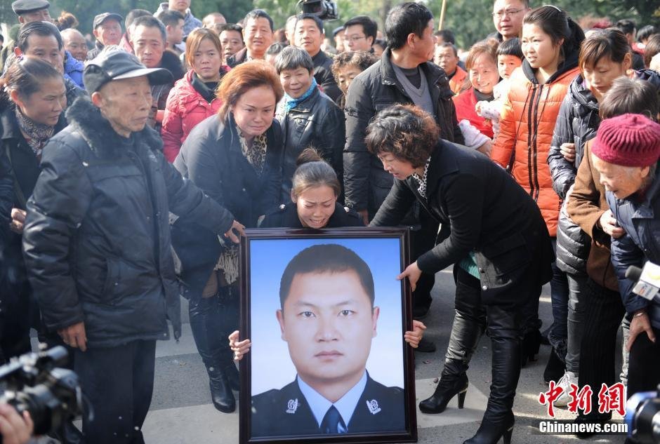 新疆喀什发生一起暴力恐怖团伙案件,32岁的成都温江籍特警闫小飞在