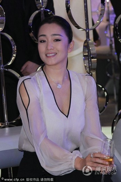 巩俐白衣黑裤<em>女王</em>范捞金大<em>秀美</em>沟