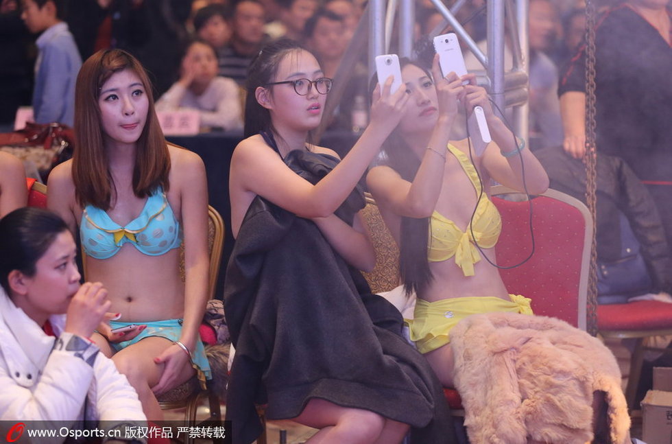 张君龙职业<em>拳击赛 美女</em>衣不蔽体火辣助阵(图)-