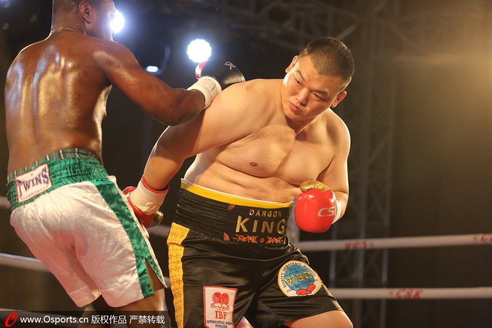 张君龙职业<em>拳击赛 美女</em>衣不蔽体火辣助阵(图)-