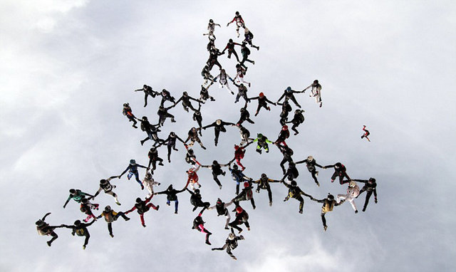 65名女子5000米高空垂直跳伞创世界纪录(图)-