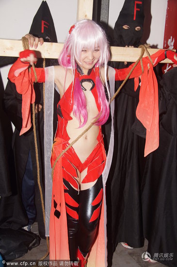 COSPLAY<em>美女</em>真空装很暴露 被宅男<em>捆绑</em>十字架
