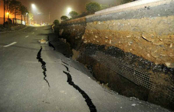 杭州淘宝城南门口新马路塌陷 扭曲得好像波浪