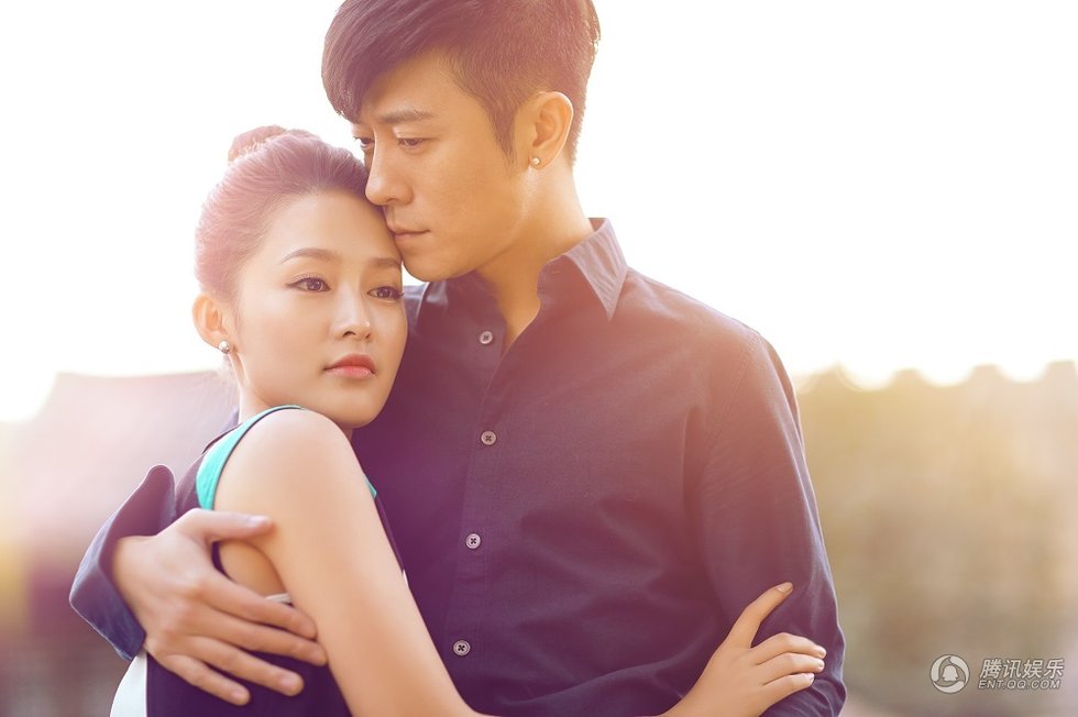 高清:林申李沁拍摄情侣写真 贴面热吻秀恩爱