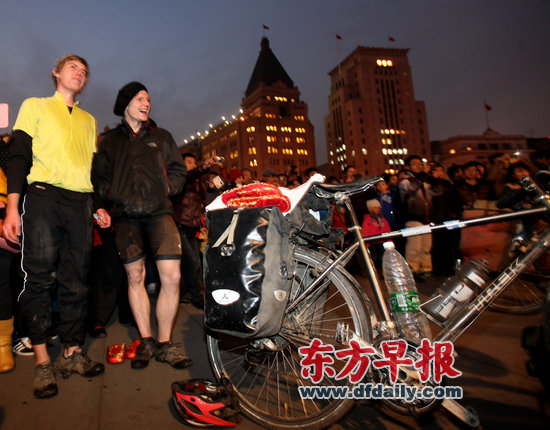 巴黎到上海 两美国小伙骑2.4万公里只为做记者
