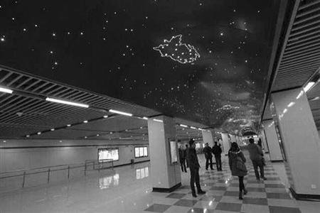 12号线国际客运中心站站厅顶部可看到12星座 竺钢 摄