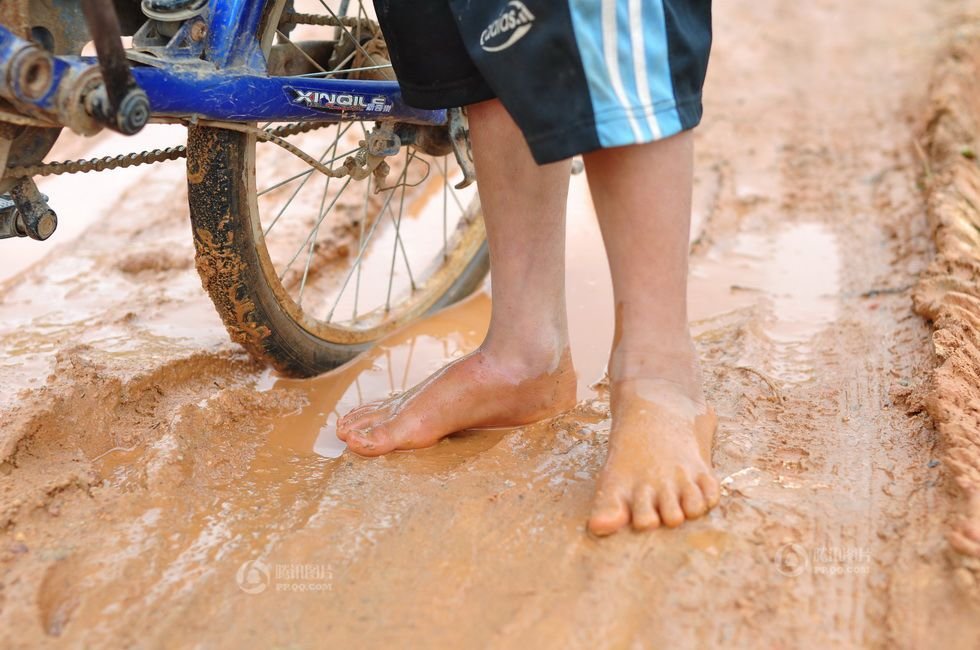 回家的路上,赖新旺光着脚丫走在泥泞的路上,要是冬天,怎么办呢?