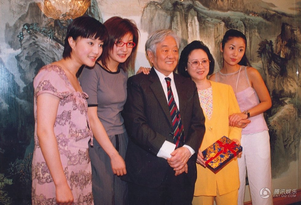 琼瑶曝赵薇林心如范冰冰早期合影 共祝创作50年_娱乐