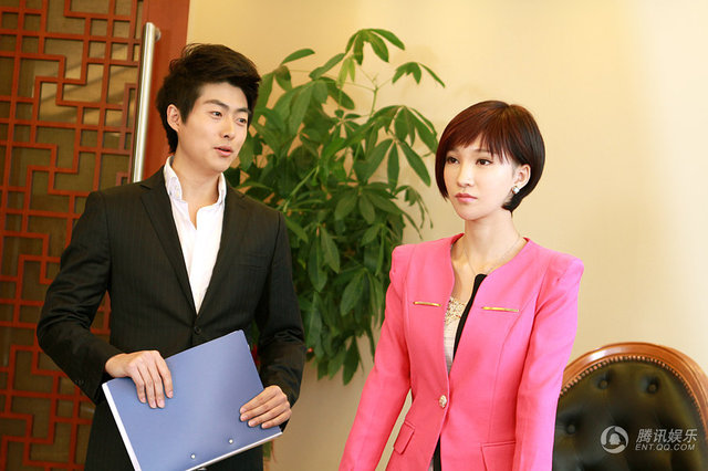 《蕾丝边缘》曝剧照 90后美女卢莹深陷感情漩