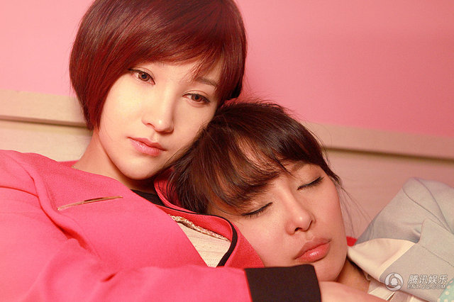 《蕾丝边缘》曝剧照 90后美女卢莹深陷感情漩涡