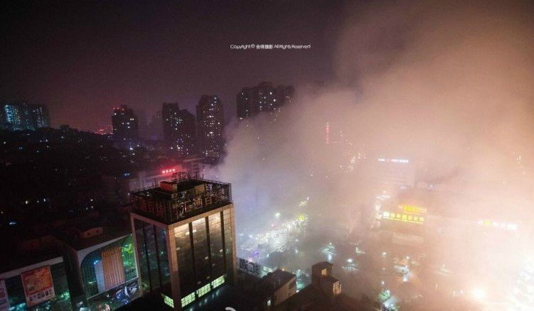 泸州摩尔商场发生爆炸 现场狼藉已有4人死亡(图)