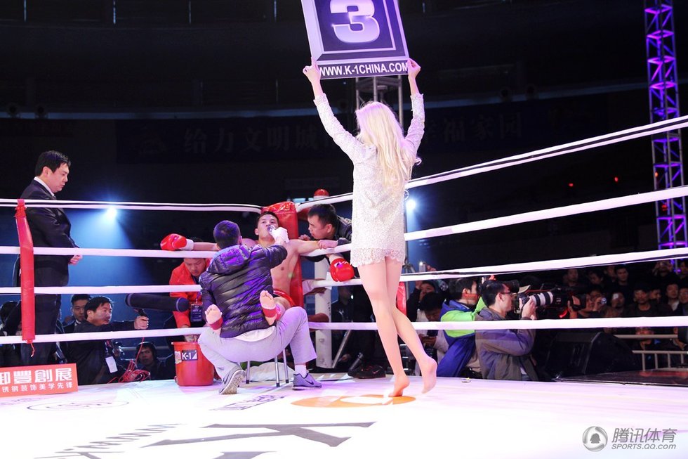 高清:K-1举牌女郎 让男人喷血的走光超短裙