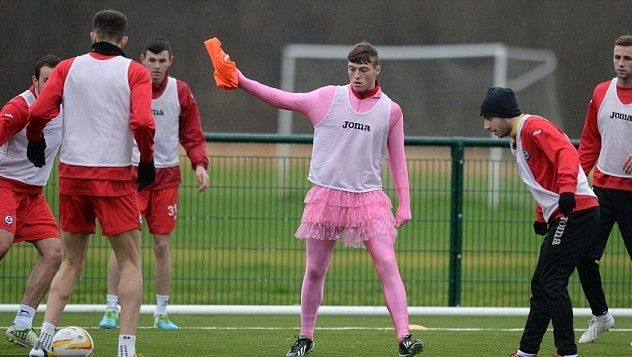 球员穿粉色芭蕾舞裙训练 表现差遭俱乐部惩罚