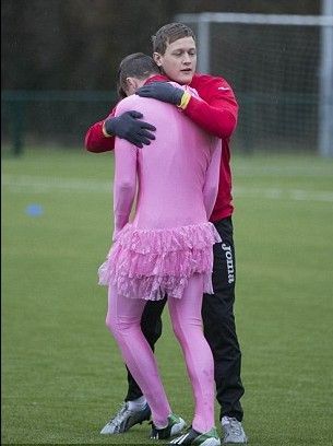 球员穿粉色芭蕾舞裙训练 表现差遭俱乐部惩罚