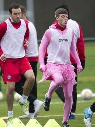 球员穿粉色芭蕾舞裙训练 表现差遭俱乐部惩罚