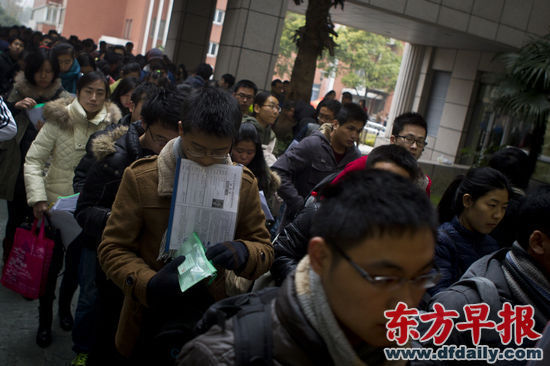 昨日,考生们步入复旦大学考场。早报记者 杨深来 图