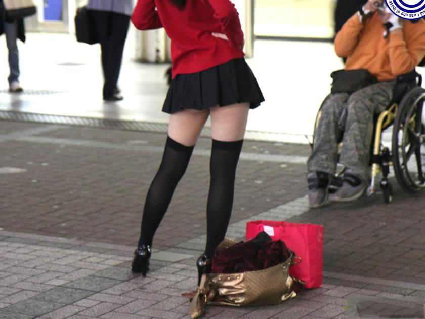 高清:日本女生寒冬穿超短裙 公开裸腿秀身材