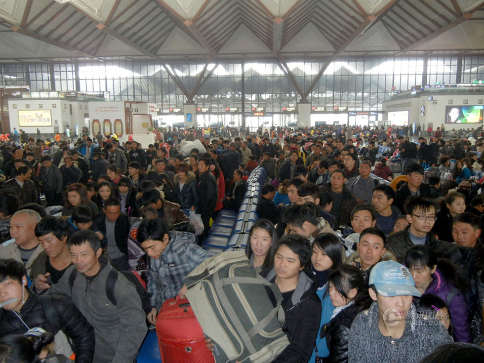 2014年1月4日,苏州,苏州火车站候车大厅内人潮涌动.