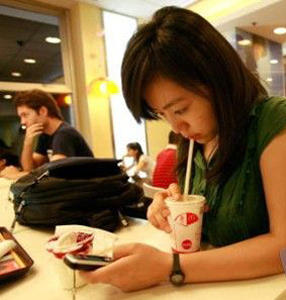 美国研究显示 吃饭玩手机或导致营养不良