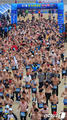 韩国新年裸体马拉松 男裸上身女穿吊带衫(图)