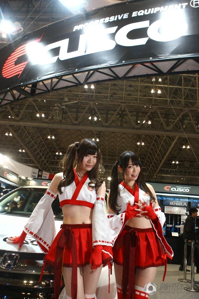 日改装车展制服美女拉<em>顾客</em> 布条成<em>文胸</em>_娱乐八