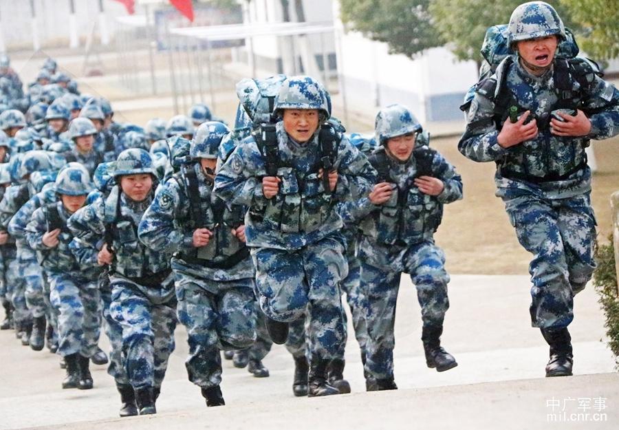 组图:解放军空降兵部队新年全面开训