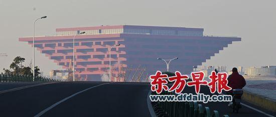 从今年3月1日起,上海将实施《上海市非机动车登记规定》,电动自行车需要申请号牌、行车执照。图为1月23日清晨,市民骑电动车出行。