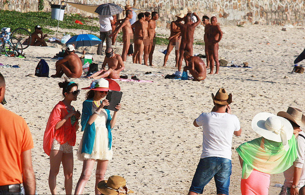 海南三亚游客沙滩全裸享天体浴