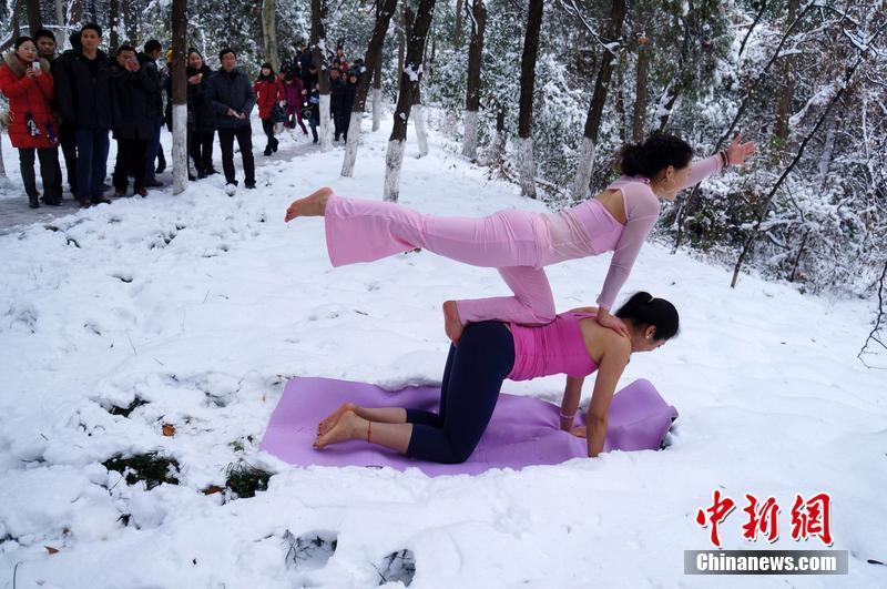 高清:美女赤脚雪地练瑜伽 美丽冻人引围观