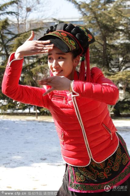 组图:艺考惊现翻版<em>童谣</em>少数民族<em>姑娘</em>跳舞吸睛