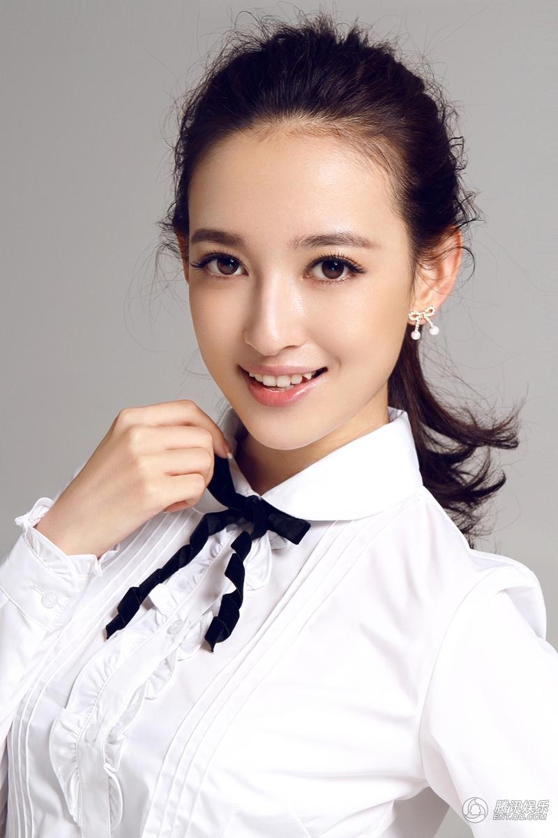 "95后警校校花"康宁初涉娱乐圈 曝制服写真