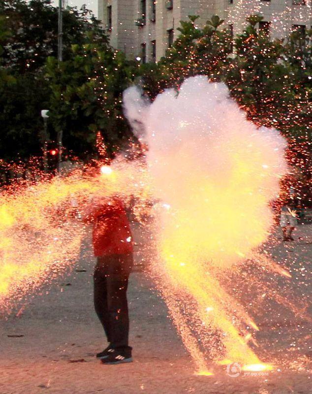 组图:巴西摄影师报道冲突时头部遭爆炸物击中