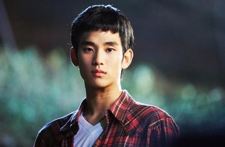 <em>水瓶男</em>金秀贤的刘海战 男神与屌丝间自由转换