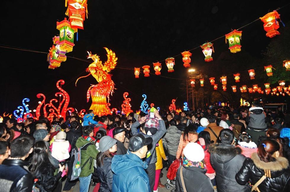 湖北省武汉市,东湖梨园大门前,如潮市民涌入元宵灯会现场.