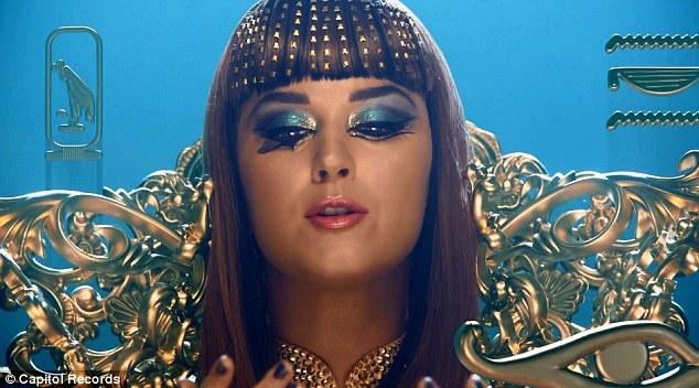 高清:<em>水果姐</em><em>MV</em>大秀钢管舞技 变埃及艳后-钢