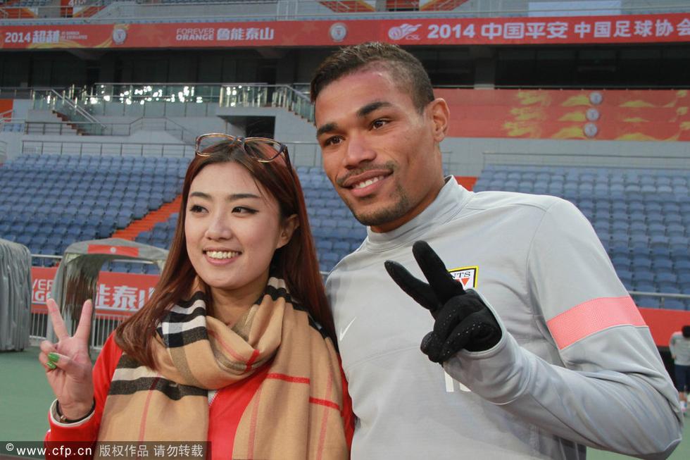 高清:鲁能备战中超揭幕战 乌索已成球迷新宠